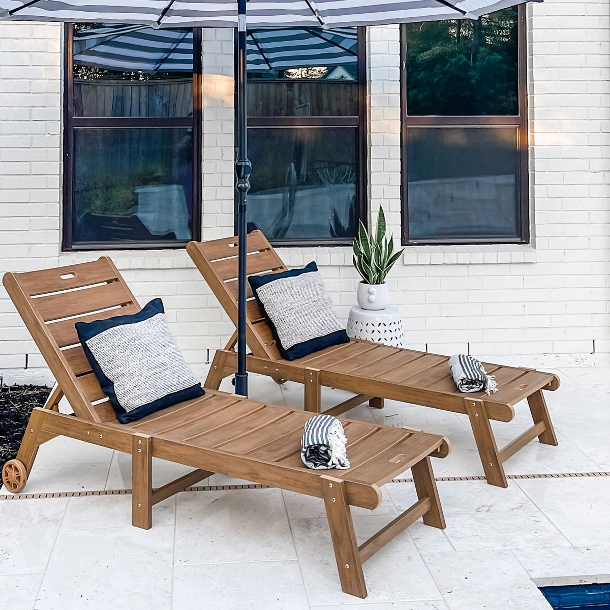 Brown Weather Resistant Poly Resin Chaise Lounge Chair with Wheel C122
