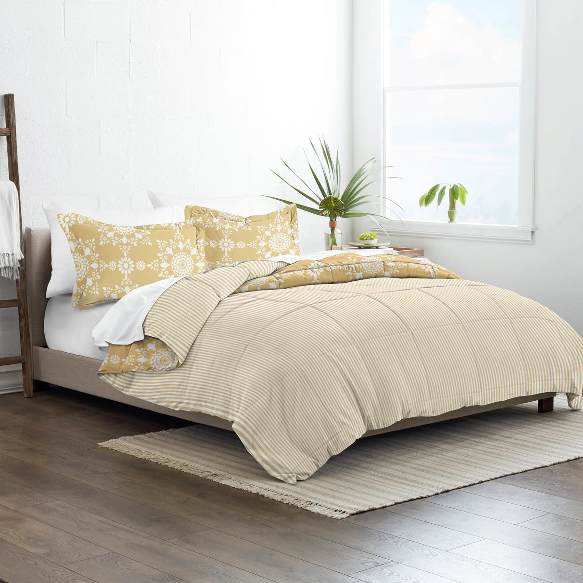 3-Piece Yellow Daisy Reversible Comforter Set C44645