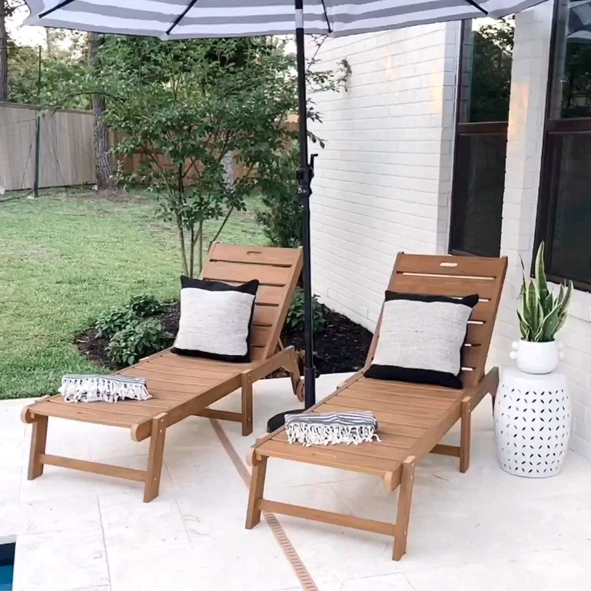 Brown Weather Resistant Poly Resin Chaise Lounge Chair with Wheel C122