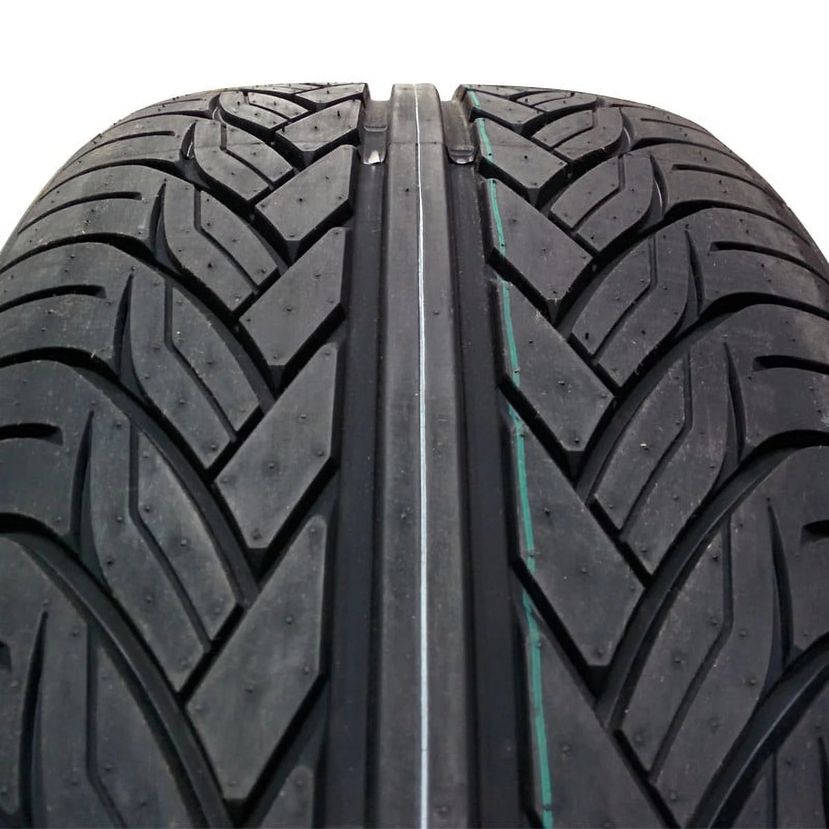 305/40R22 114V XL UHP SUV / CUV Tires P943