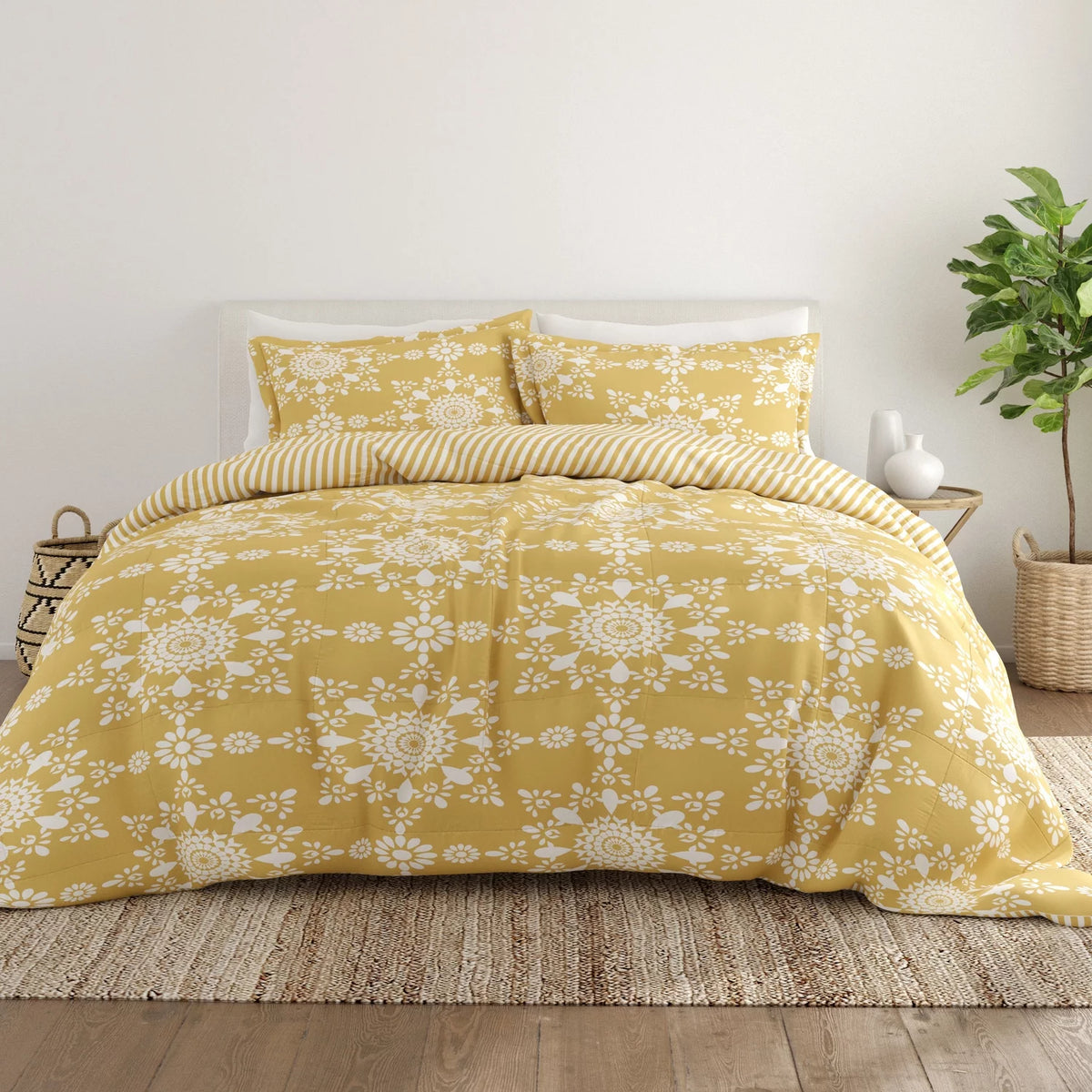 3-Piece Yellow Daisy Reversible Comforter Set C44645